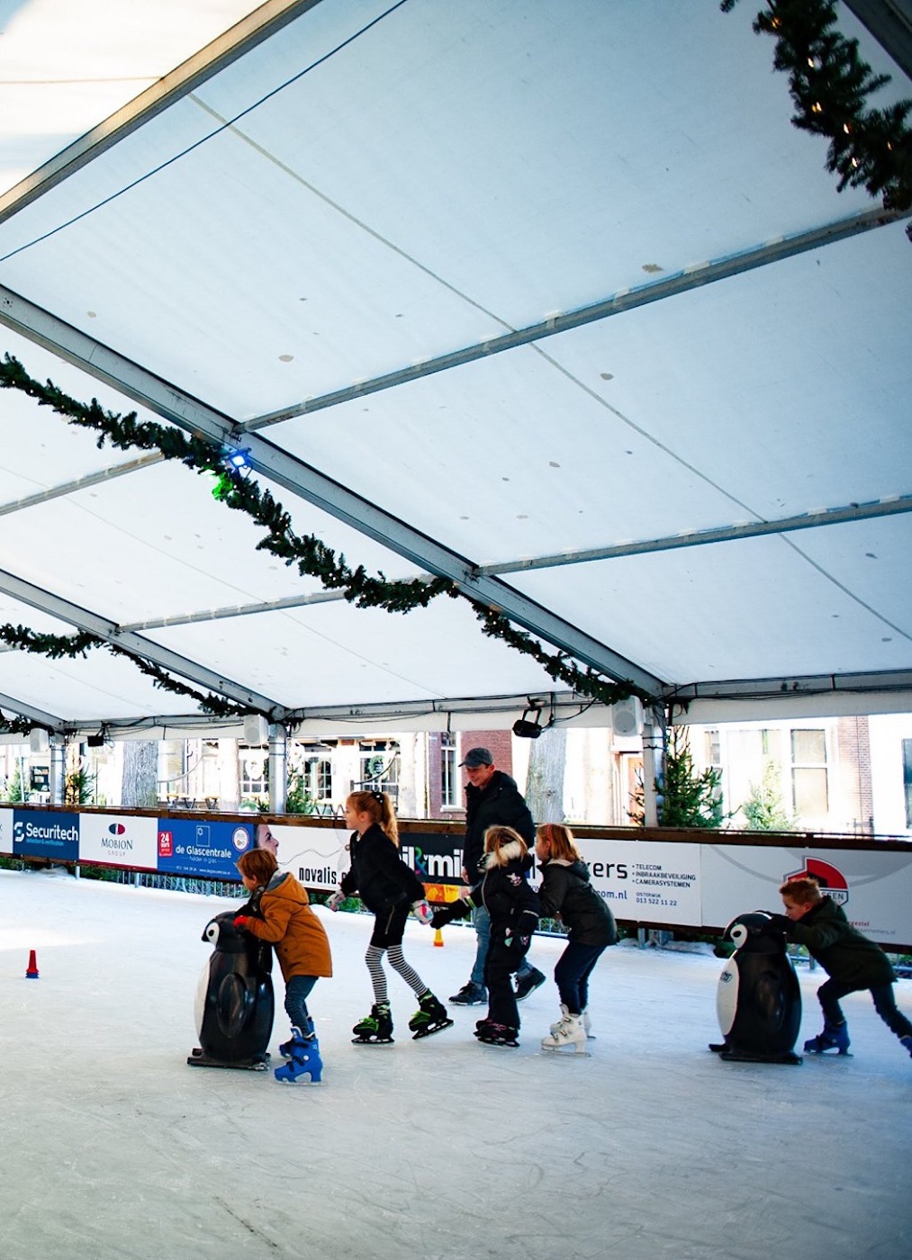 Schaatsende kinderen op ijsbaan in Oisterwijk