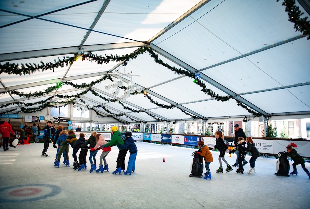 Schaatsende kinderen op ijsbaan in Oisterwijk